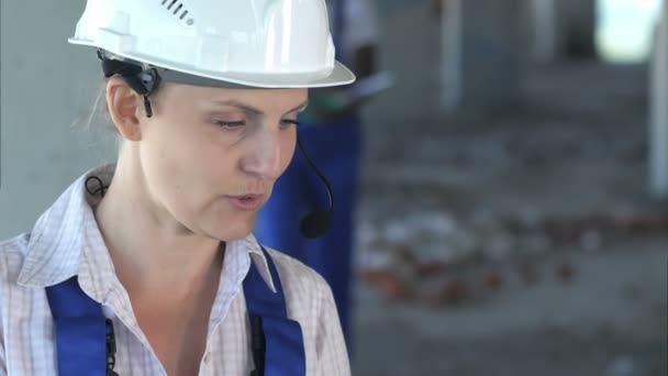 Byggandet laget kommer att samråda och överväga planer för byggande — Stockvideo