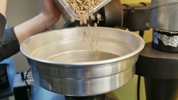 Кофейные зерна попадают в жаропрочный аппарат — стоковое видео