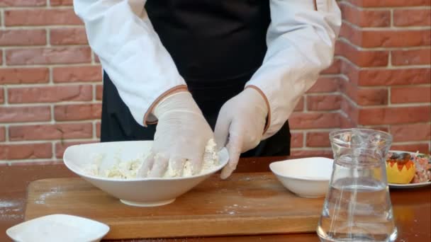 Deeg maken door mannelijke handen op houten tafel — Stockvideo