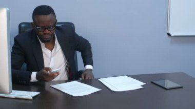 Afro-Amerikan işadamı manifatura e-postalar onun smartphone cep telefonu ile kapalı