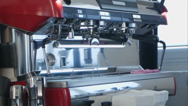 커피 머신을 사용하여 신선 한 커피를 준비하는 바리스타 — 비디오