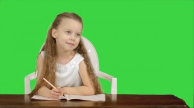 Küçük kız Yeşil Ekran, Krom Anahtarı üzerine kitap yazıyor.