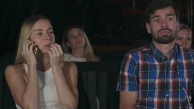 Telefondaki kadın sinemada film sırasında can sıkıcı