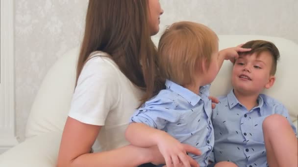 Deux petits garçons s'amusent avec leur mère — Video