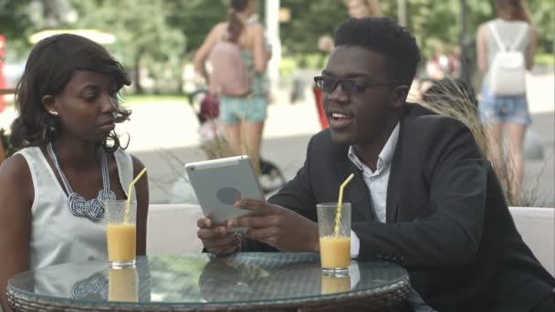 Moderne zakenmensen werken met digitale tablet bij een café — Stockvideo