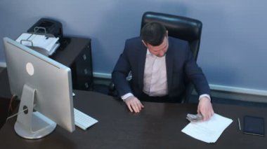 İşadamı para dolar ofiste sayma