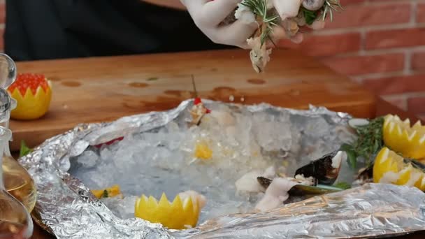 Mariscos frescos caen en un plato — Vídeo de stock