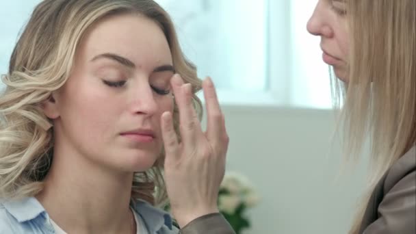 Profesyonel makyöz modeli göz temel krem göz farı astar uygulamak — Stok video