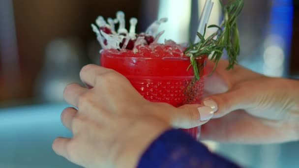 Menina no café com um copo de coquetel vermelho esperando seu namorado — Vídeo de Stock