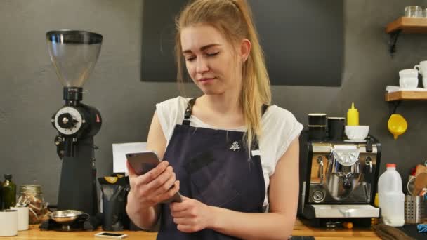 Piękna kobieta barista biorąc selfie w miejscu pracy — Wideo stockowe