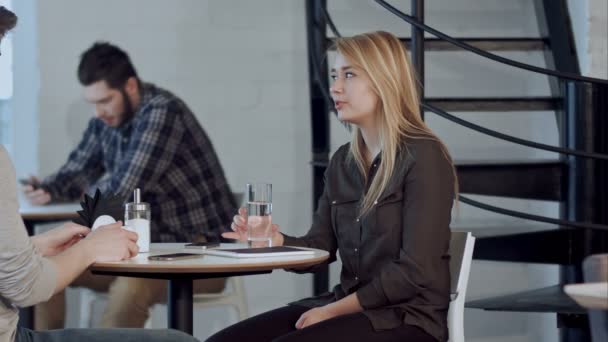 Couple Interracial parlant dans un café — Video