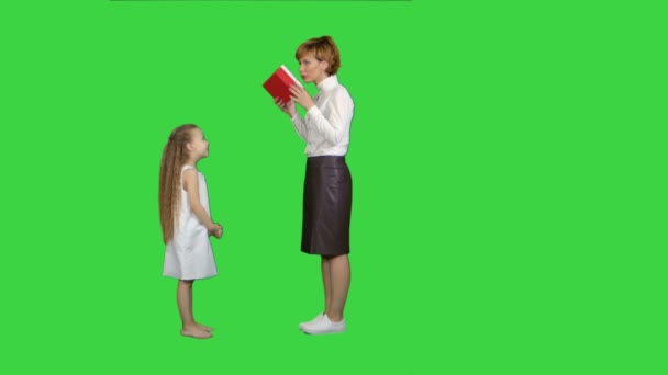 Madre e figlia felice che danno e ricevono la scatola regalo su uno schermo verde, chiave cromatica — Video Stock