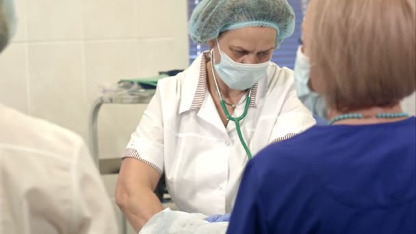 Команда медсестер на работе в операционной — стоковое видео