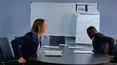 Bir grup insan placec Danışma, yakındaki bir toplantı için hazırlanıyor alarak bir ofise gelip iş