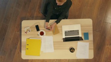 Güzel kadın selfie akıllı ofis