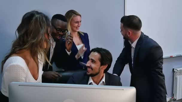 Празднование успеха деловой команды в офисе — стоковое видео
