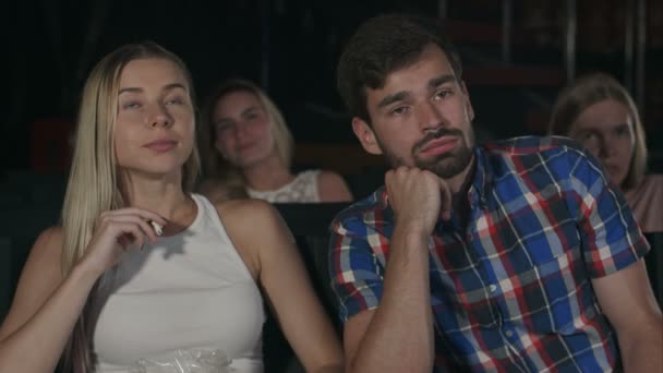 A fiatalok egy unalmas film a moziban, alszik, az egyik srác — Stock videók