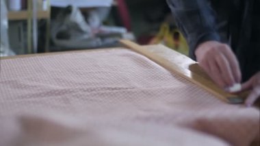 Terzi kumaş kesme için tebeşir ile işaretleme