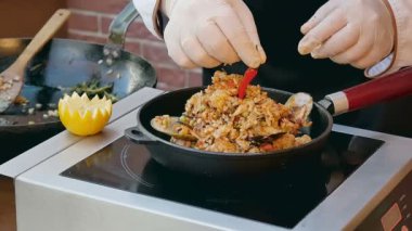 Biber ve limon ile deniz ürünleri ile geleneksel İspanyol paella dekorasyon