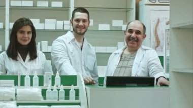 Gülümseyen ve kameraya bakarak ilaç bir takım portresi