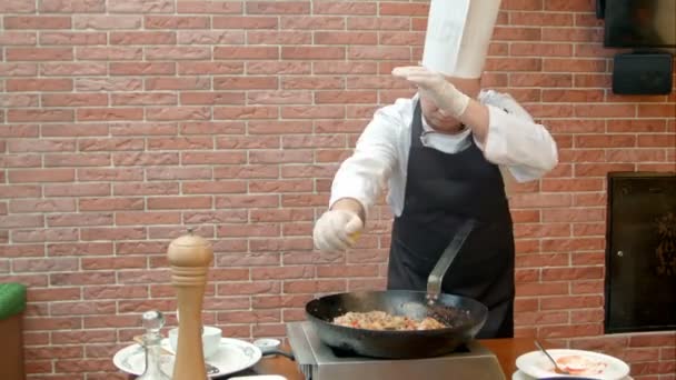 Chef squeeze lemon juice into pan with paella — Stock Video