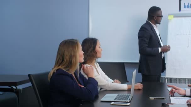 Colleghi che fanno una domanda a una donna d'affari durante una presentazione — Video Stock