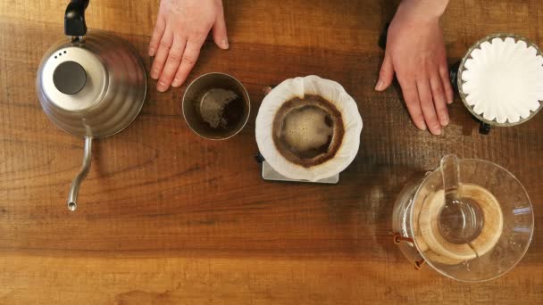 Sıcak su filtrede yalak kahve tozu dökme — Stok video
