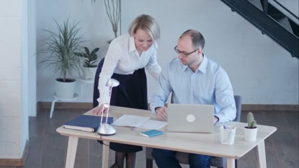 Gente de negocios que se reúne alrededor de la mesa en oficina moderna — Vídeos de Stock