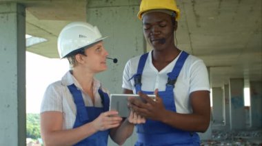 Site İnşaat Mühendisleri dijital tablet kullanma ve konuşma