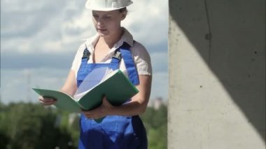 İnşaat alanında planlı kadın mimar mühendisi.