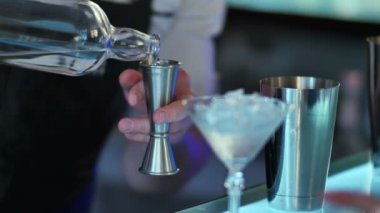 Barmen alkollü kokteyl hazırlar