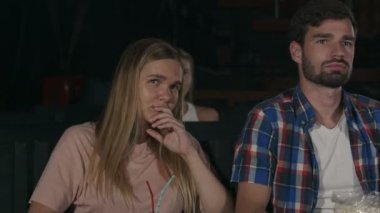Korkmuş bir kız elleri sinema korku filmi izlerken gözlerini kapatma