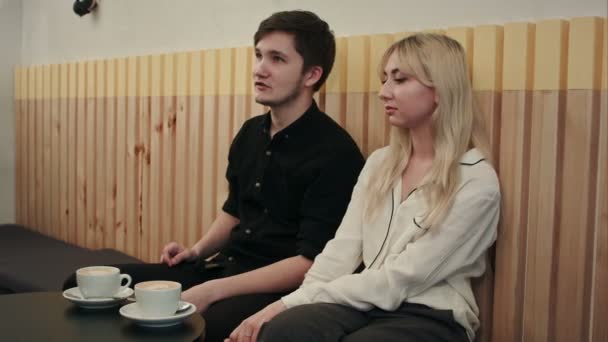 Couple bavarder ensemble dans le café prendre un café — Video