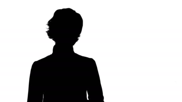 Silhouette Businesswoman kamera parça mat konuşuyor — Stok video