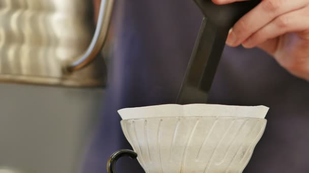 Бариста готовит фильтрованный кофе — стоковое видео