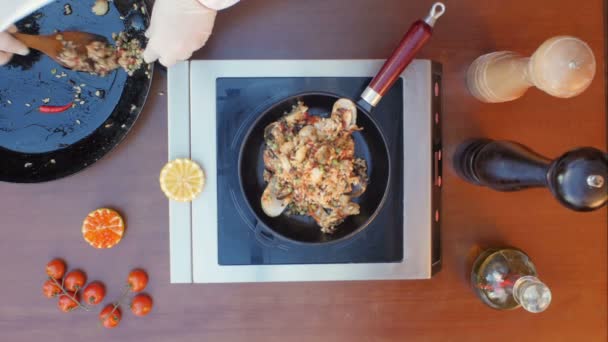 Decorar paella de mariscos con limón — Vídeo de stock