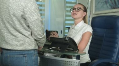 kadın yönetici ve istemci üzerinde ziyaretçi Resepsiyon