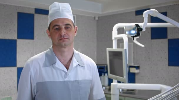 Занепокоєний чоловік лікар дивиться на камеру — стокове відео