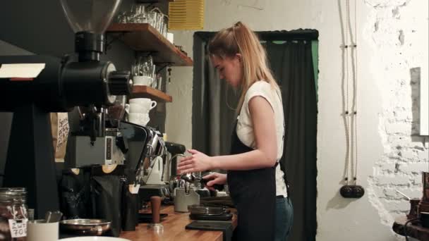 Barista haciendo café con café de elaboración profesional — Vídeos de Stock