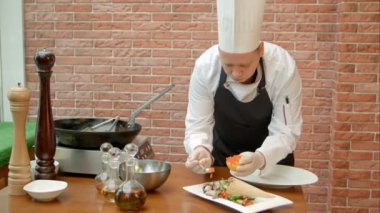 Şef Aşçı fresyh salata havyar ile dekorasyon