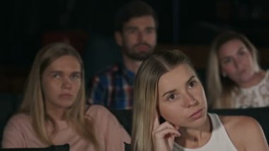 genç kız sinemada film izleme