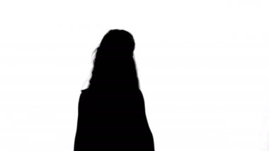 Mutlu güzel küçük kız bir kamera parça mat poz siluet