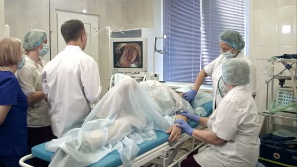 Equipe médica realizando gastro-endoscopia ao paciente no hospital — Vídeo de Stock