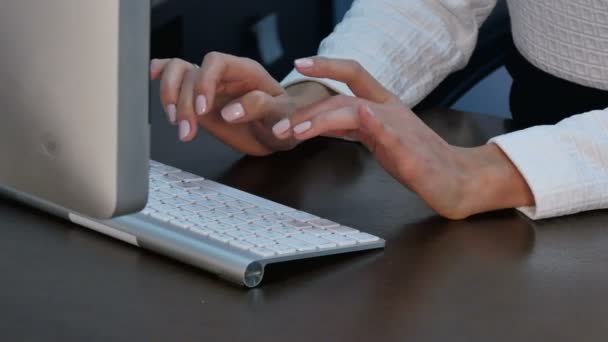 Mains féminines tapant au bureau — Video