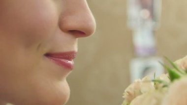 Kadın pembe gül buketi Studio burnunu çekmek