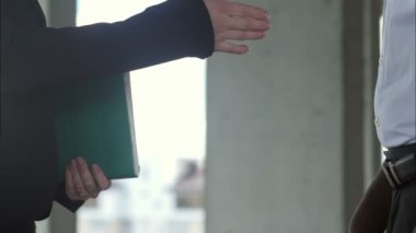 İnşaat alanında Afro-Amerikan inşaat işadamı ve kadın mimar tokalaşması