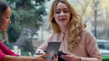 Genç güzel mutlu kadın tablet kafede kullanma