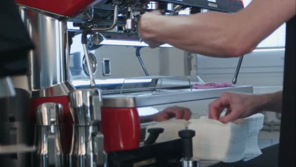 Бариста бере кавовий помел у групі, готується до заварювання еспресо. — стокове відео