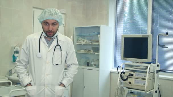 Chirurgien masculin parlant à la caméra après la chirurgie — Video