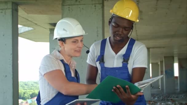 Arbeiter arbeiten auf Baustelle mit Tablet — Stockvideo